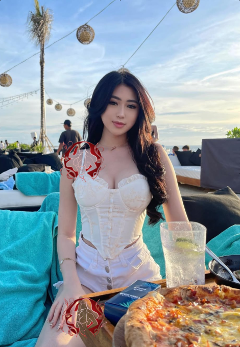 Ashley, photo 3 of 4